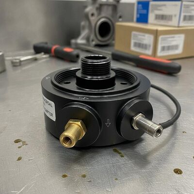 Universaler Ölfilter Sandwichplattenadapter, installiert zwischen Motorblock und Ölfilter.